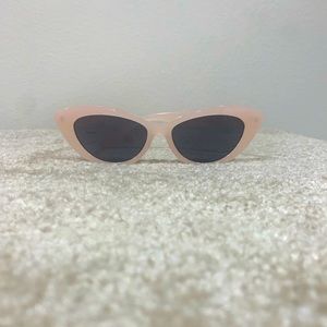 Y2K pink sunnies. 💓